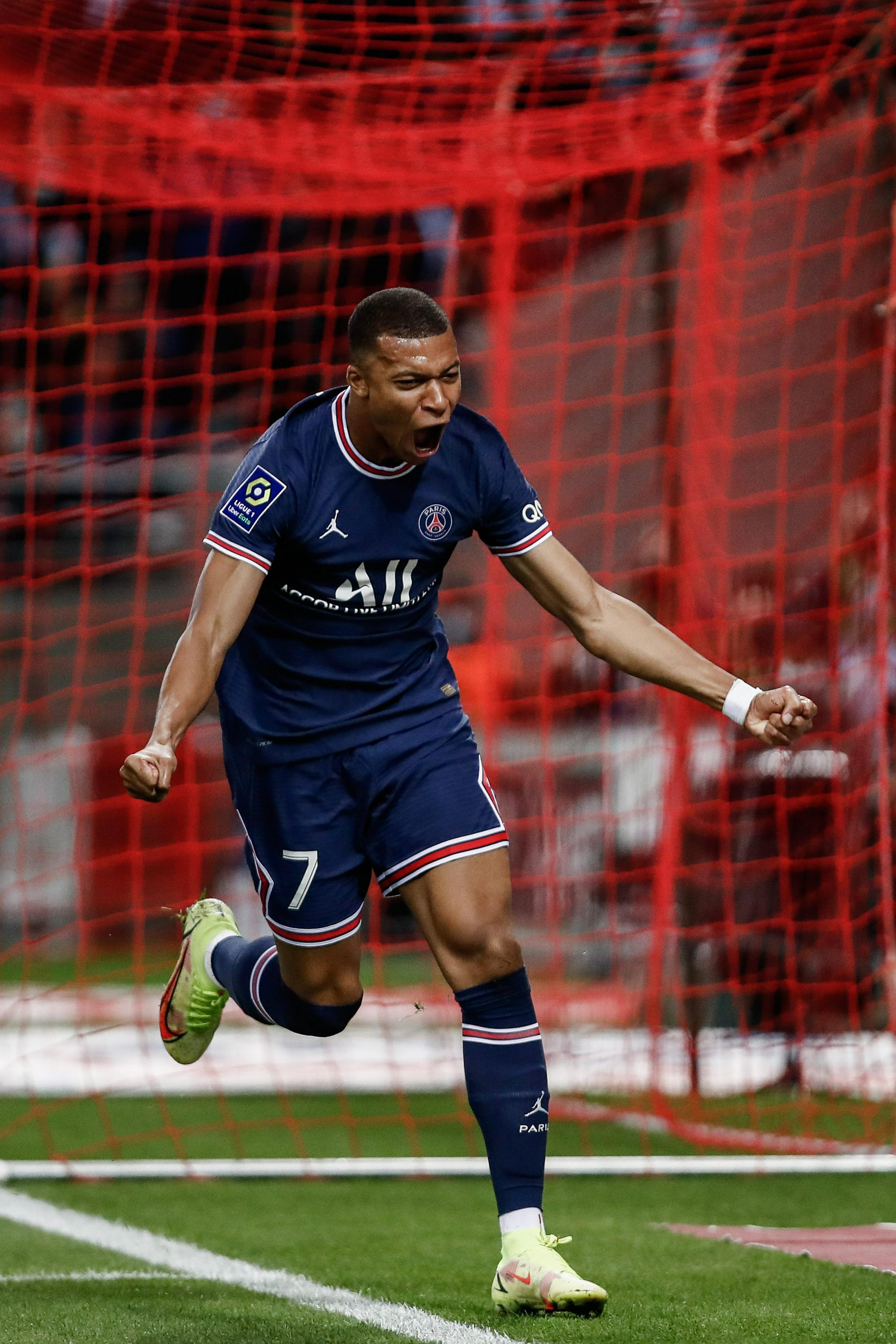 曼联可能在夏季签下安德森，但冬季转会窗口未有进展，转会市场竞争激烈。