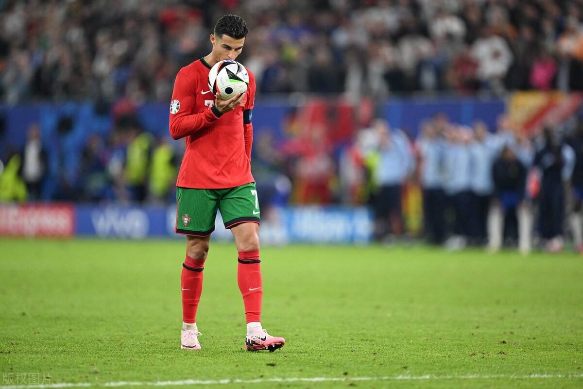 欧冠进球榜更新：莱万连续进球,