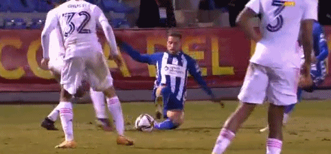 阿纳别科夫对阵奥林匹亚科斯数据：单场8扑救，多次扑出必进球