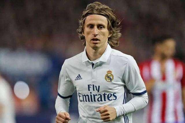 记者：米兰将与莱万经纪人会面讨论转会，伊布支持这一交易