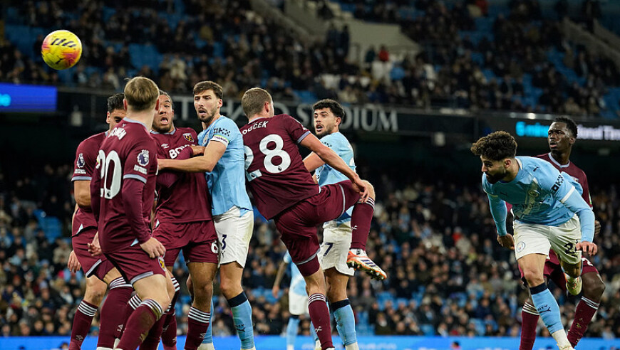 欧冠赛前穆里尼奥与两名昔日弟子重逢，并亲吻了斯内德的光头